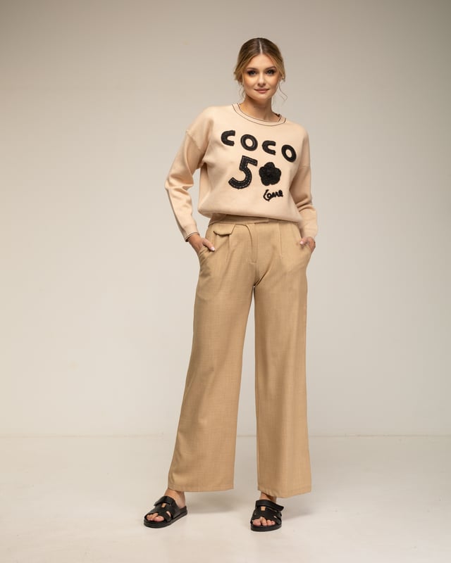 Långärmad stickad tröja med överlägg med "COCO 5"-bokstäver och ribbstickning på krage och ärmslut