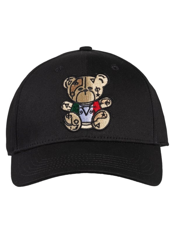 19v69 ITALIA Cap ULLI geeft je outfit een speelse charme met zijn geborduurde berenmotief in Italiaanse look. Gemaakt van puur katoen is het de perfecte metgezel voor zonnige dagen met een stijlfactor.