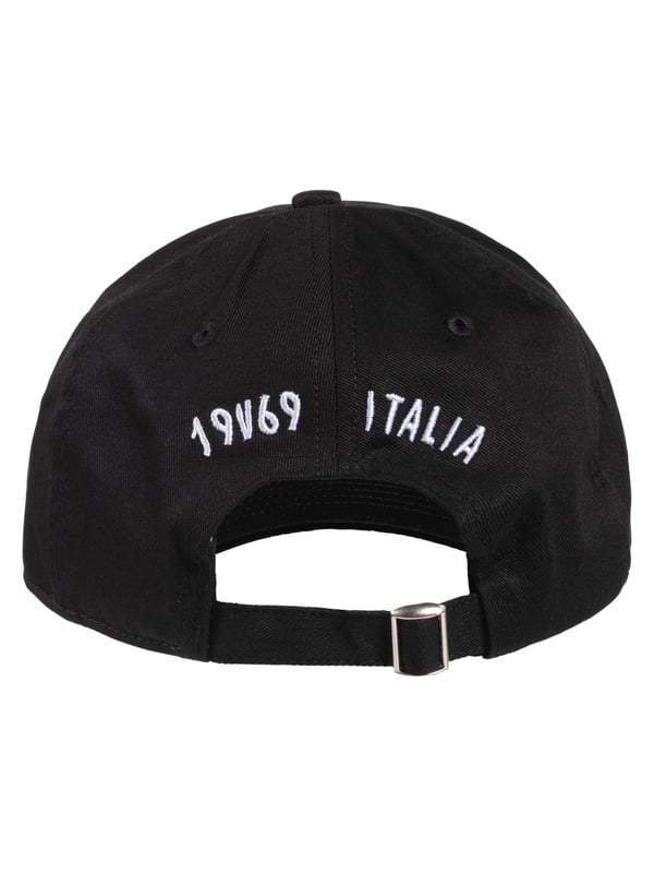19v69 ITALIA Cap ULLI geeft je outfit een speelse charme met zijn geborduurde berenmotief in Italiaanse look. Gemaakt van puur katoen is het de perfecte metgezel voor zonnige dagen met een stijlfactor.