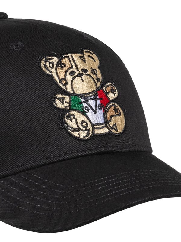 19v69 ITALIA Cap ULLI geeft je outfit een speelse charme met zijn geborduurde berenmotief in Italiaanse look. Gemaakt van puur katoen is het de perfecte metgezel voor zonnige dagen met een stijlfactor.