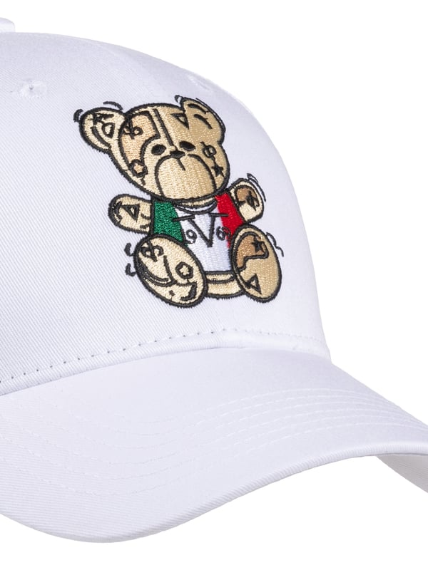 19v69 ITALIA Cap ULLI geeft je outfit een speelse charme met zijn geborduurde berenmotief in Italiaanse look. Gemaakt van puur katoen is het de perfecte metgezel voor zonnige dagen met een stijlfactor.