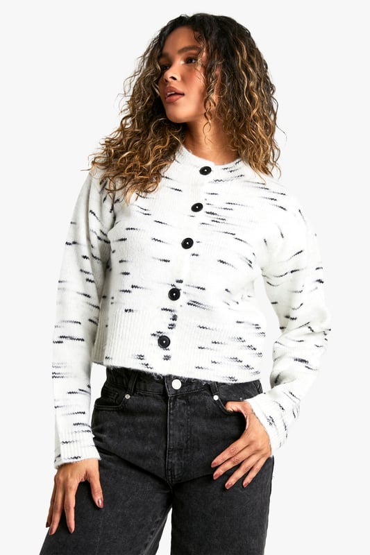Textured knit design with unique dash pattern
        Cropped length for a modern silhouette
        Button-front closure for versatile styling
        Ribbed cuffs and hem for a snug fit
        Relaxed shoulder line for comfortable wear
    
    The Kastiger Strick-Cardigan from Boohoo is a versatile piece that effortlessly blends comfort with style. This eye-catching cardigan features a distinctive dash pattern that adds visual interest to any ensemble. The cropped length is perfect for pairing with high-waisted trousers or skirts, creating a balanced and trendy silhouette. For a casual day out, style it with wide-leg jeans and trainers, as seen on the model. The button-front closure allows for multiple styling options - wear it fully buttoned as a standalone top or open over a simple tee for a layered look. The ribbed cuffs and hem ensure a snug fit, while the relaxed shoulder line offers ease of movement. This cardigan is ideal for various casual occasions, from coffee dates to family gatherings. Its adaptable nature makes it a wardrobe staple that can be dressed up or down to suit your mood and the event.