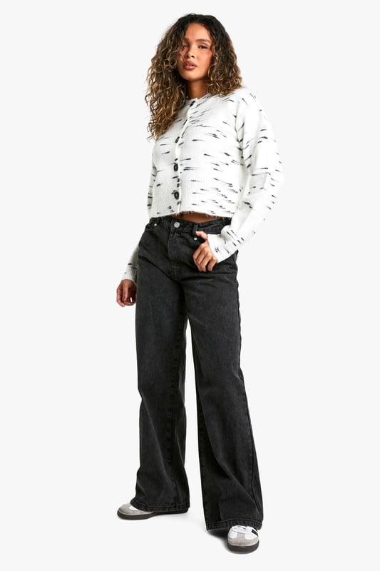 Textured knit design with unique dash pattern
        Cropped length for a modern silhouette
        Button-front closure for versatile styling
        Ribbed cuffs and hem for a snug fit
        Relaxed shoulder line for comfortable wear
    
    The Kastiger Strick-Cardigan from Boohoo is a versatile piece that effortlessly blends comfort with style. This eye-catching cardigan features a distinctive dash pattern that adds visual interest to any ensemble. The cropped length is perfect for pairing with high-waisted trousers or skirts, creating a balanced and trendy silhouette. For a casual day out, style it with wide-leg jeans and trainers, as seen on the model. The button-front closure allows for multiple styling options - wear it fully buttoned as a standalone top or open over a simple tee for a layered look. The ribbed cuffs and hem ensure a snug fit, while the relaxed shoulder line offers ease of movement. This cardigan is ideal for various casual occasions, from coffee dates to family gatherings. Its adaptable nature makes it a wardrobe staple that can be dressed up or down to suit your mood and the event.