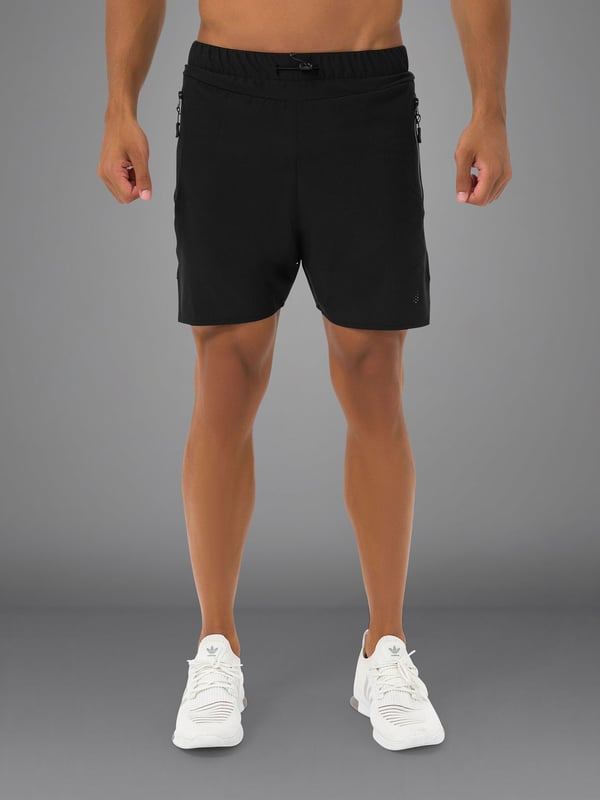 De high performance shorts zijn ontwikkeld voor intensieve workouts. Het ultralichte materiaal biedt maximale bewegingsvrijheid, terwijl luchtinserts aan de zijkanten en lasergesneden details zorgen voor gerichte ventilatie.
Reflecterende elementen verhogen de zichtbaarheid, terwijl ritszakken opbergruimte bieden voor essentiële spullen.
De anatomische snit past zich dynamisch aan je lichaam aan - voor maximaal comfort en prestaties.