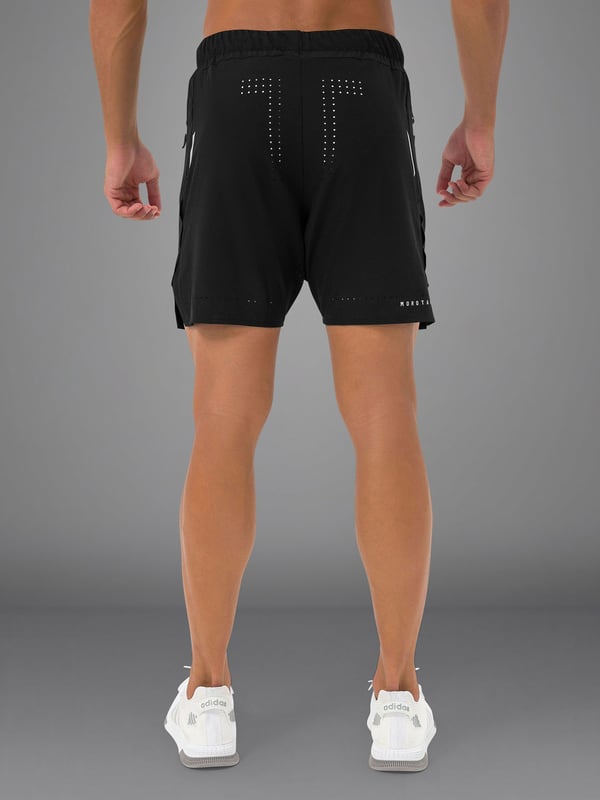 De high performance shorts zijn ontwikkeld voor intensieve workouts. Het ultralichte materiaal biedt maximale bewegingsvrijheid, terwijl luchtinserts aan de zijkanten en lasergesneden details zorgen voor gerichte ventilatie.
Reflecterende elementen verhogen de zichtbaarheid, terwijl ritszakken opbergruimte bieden voor essentiële spullen.
De anatomische snit past zich dynamisch aan je lichaam aan - voor maximaal comfort en prestaties.