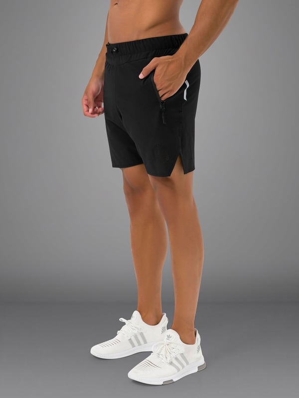 De high performance shorts zijn ontwikkeld voor intensieve workouts. Het ultralichte materiaal biedt maximale bewegingsvrijheid, terwijl luchtinserts aan de zijkanten en lasergesneden details zorgen voor gerichte ventilatie.
Reflecterende elementen verhogen de zichtbaarheid, terwijl ritszakken opbergruimte bieden voor essentiële spullen.
De anatomische snit past zich dynamisch aan je lichaam aan - voor maximaal comfort en prestaties.
