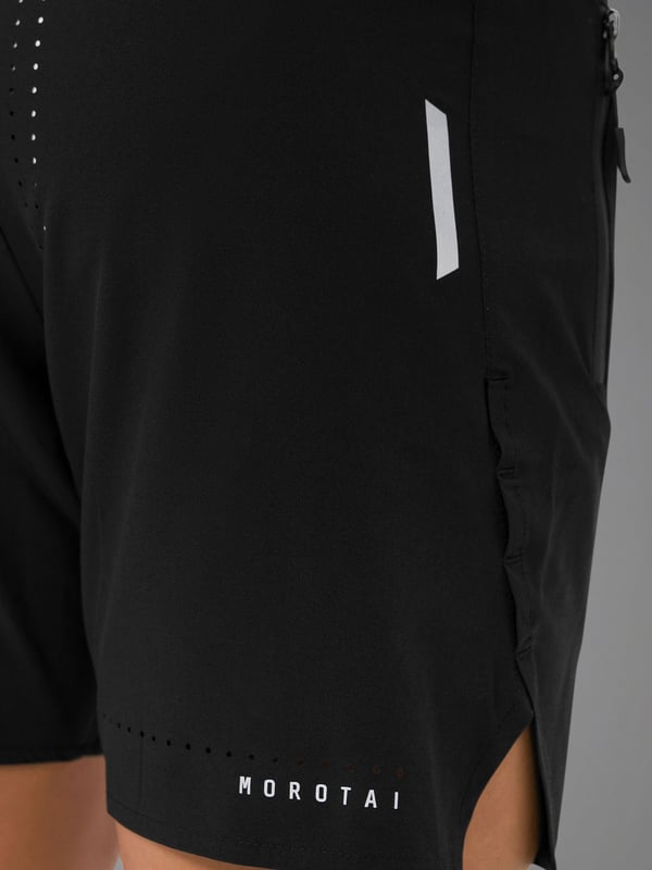 De high performance shorts zijn ontwikkeld voor intensieve workouts. Het ultralichte materiaal biedt maximale bewegingsvrijheid, terwijl luchtinserts aan de zijkanten en lasergesneden details zorgen voor gerichte ventilatie.
Reflecterende elementen verhogen de zichtbaarheid, terwijl ritszakken opbergruimte bieden voor essentiële spullen.
De anatomische snit past zich dynamisch aan je lichaam aan - voor maximaal comfort en prestaties.