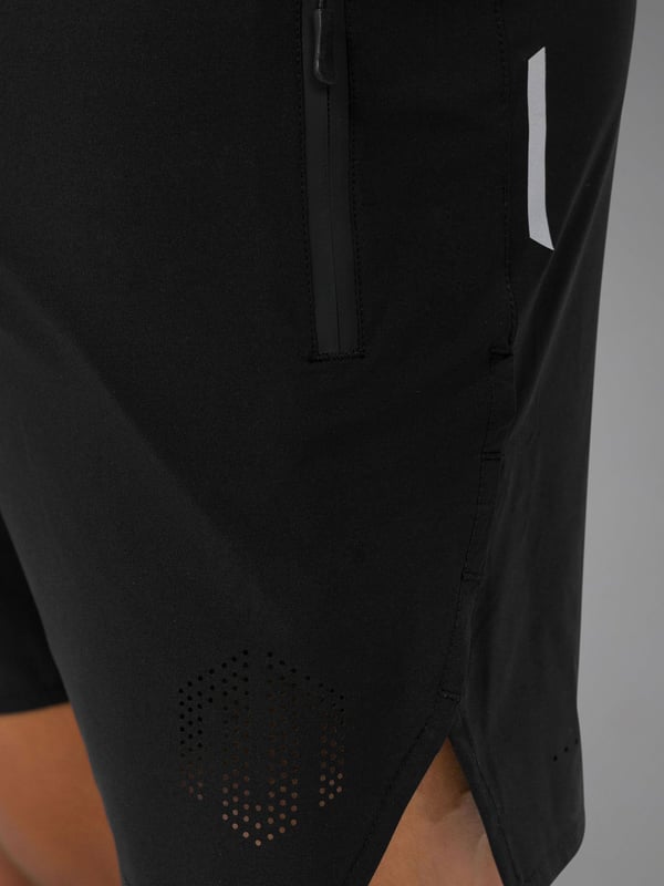 De high performance shorts zijn ontwikkeld voor intensieve workouts. Het ultralichte materiaal biedt maximale bewegingsvrijheid, terwijl luchtinserts aan de zijkanten en lasergesneden details zorgen voor gerichte ventilatie.
Reflecterende elementen verhogen de zichtbaarheid, terwijl ritszakken opbergruimte bieden voor essentiële spullen.
De anatomische snit past zich dynamisch aan je lichaam aan - voor maximaal comfort en prestaties.