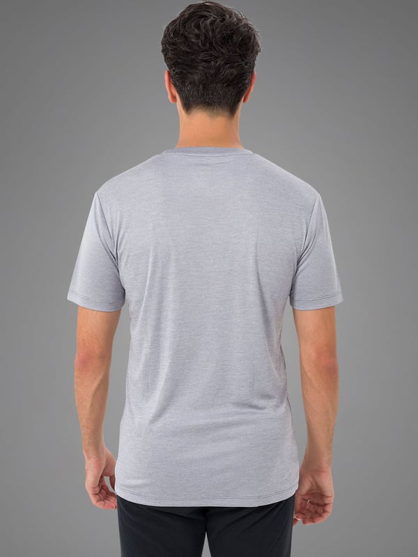 Nuestra camiseta de alto rendimiento más ligera impresiona por su aspecto limpio y su funcionalidad deportiva.
El material ultraligero ofrece la máxima libertad de movimiento y una sensación de ligereza.
Un discreto logotipo en el pecho da a la camiseta un toque elegante.
Ideal para entrenamientos intensivos y días calurosos: tu nueva compañera de confort con estilo.