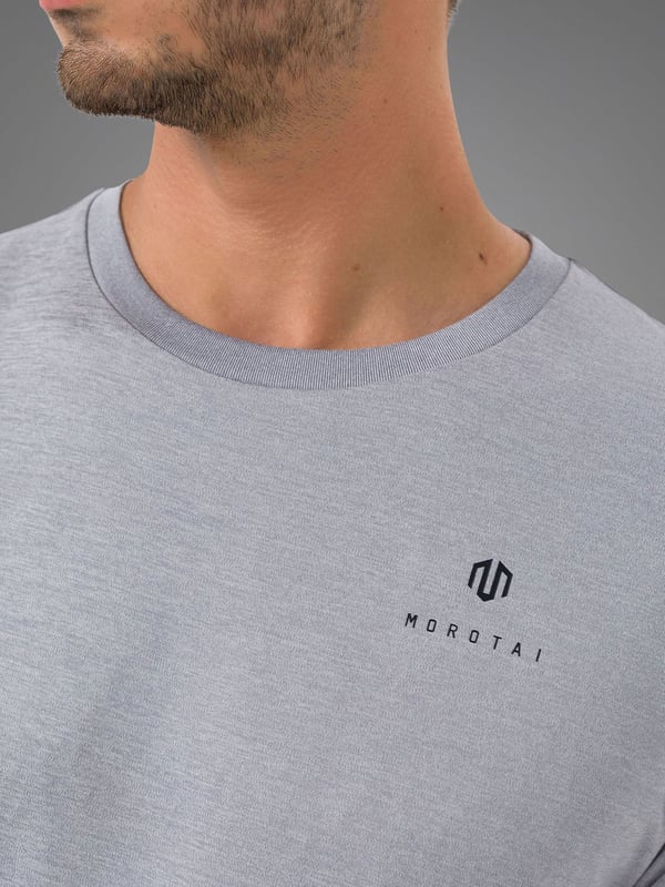 Nuestra camiseta de alto rendimiento más ligera impresiona por su aspecto limpio y su funcionalidad deportiva.
El material ultraligero ofrece la máxima libertad de movimiento y una sensación de ligereza.
Un discreto logotipo en el pecho da a la camiseta un toque elegante.
Ideal para entrenamientos intensivos y días calurosos: tu nueva compañera de confort con estilo.