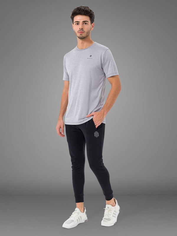 Nuestra camiseta de alto rendimiento más ligera impresiona por su aspecto limpio y su funcionalidad deportiva.
El material ultraligero ofrece la máxima libertad de movimiento y una sensación de ligereza.
Un discreto logotipo en el pecho da a la camiseta un toque elegante.
Ideal para entrenamientos intensivos y días calurosos: tu nueva compañera de confort con estilo.