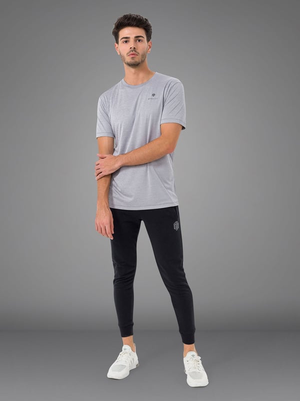 Nuestra camiseta de alto rendimiento más ligera impresiona por su aspecto limpio y su funcionalidad deportiva.
El material ultraligero ofrece la máxima libertad de movimiento y una sensación de ligereza.
Un discreto logotipo en el pecho da a la camiseta un toque elegante.
Ideal para entrenamientos intensivos y días calurosos: tu nueva compañera de confort con estilo.