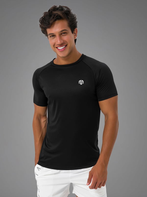 De Endurance Mesh Tee is ontwikkeld voor intensieve training. Het lichtgewicht, sneldrogende materiaal met een gaasstructuur zorgt voor optimale ventilatie en een aangenaam lichaamsklimaat - zelfs bij zware inspanning.
De atletische snit biedt volledige bewegingsvrijheid, terwijl het geborduurde logo een subtiel accent toevoegt.
Ideaal voor trainingen of als functionele laag - krachtig, comfortabel en gemakkelijk te onderhouden.