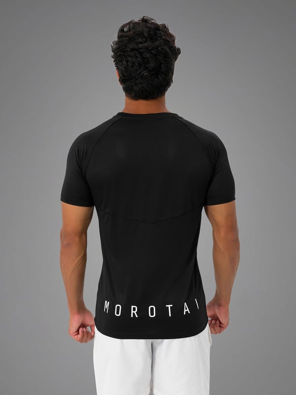 De Endurance Mesh Tee is ontwikkeld voor intensieve training. Het lichtgewicht, sneldrogende materiaal met een gaasstructuur zorgt voor optimale ventilatie en een aangenaam lichaamsklimaat - zelfs bij zware inspanning.
De atletische snit biedt volledige bewegingsvrijheid, terwijl het geborduurde logo een subtiel accent toevoegt.
Ideaal voor trainingen of als functionele laag - krachtig, comfortabel en gemakkelijk te onderhouden.