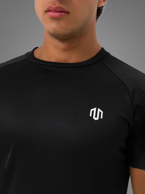 De Endurance Mesh Tee is ontwikkeld voor intensieve training. Het lichtgewicht, sneldrogende materiaal met een gaasstructuur zorgt voor optimale ventilatie en een aangenaam lichaamsklimaat - zelfs bij zware inspanning.
De atletische snit biedt volledige bewegingsvrijheid, terwijl het geborduurde logo een subtiel accent toevoegt.
Ideaal voor trainingen of als functionele laag - krachtig, comfortabel en gemakkelijk te onderhouden.
