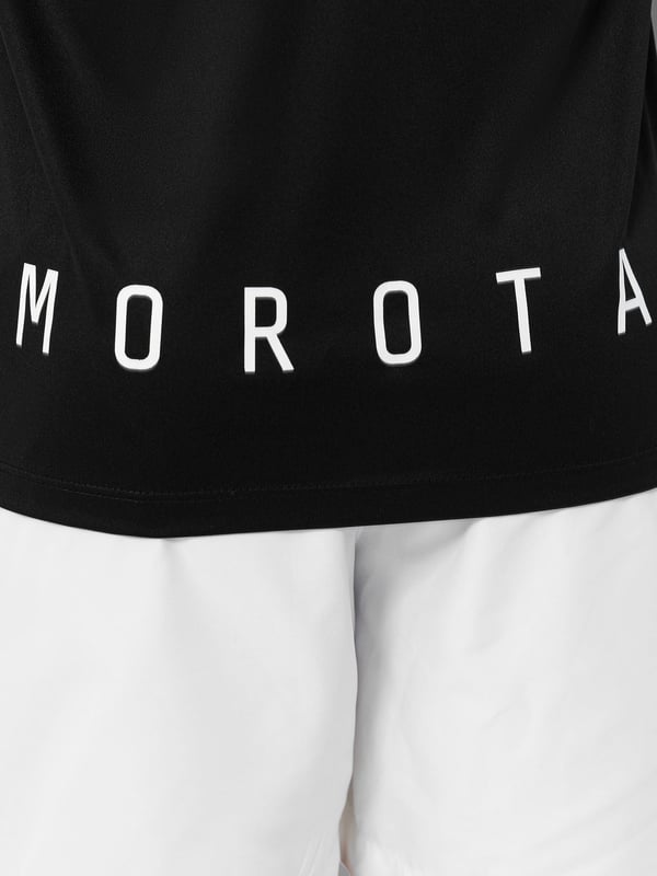 De Endurance Mesh Tee is ontwikkeld voor intensieve training. Het lichtgewicht, sneldrogende materiaal met een gaasstructuur zorgt voor optimale ventilatie en een aangenaam lichaamsklimaat - zelfs bij zware inspanning.
De atletische snit biedt volledige bewegingsvrijheid, terwijl het geborduurde logo een subtiel accent toevoegt.
Ideaal voor trainingen of als functionele laag - krachtig, comfortabel en gemakkelijk te onderhouden.