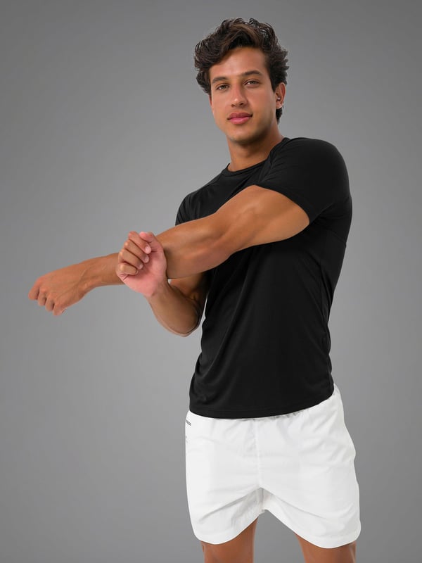 De Endurance Mesh Tee is ontwikkeld voor intensieve training. Het lichtgewicht, sneldrogende materiaal met een gaasstructuur zorgt voor optimale ventilatie en een aangenaam lichaamsklimaat - zelfs bij zware inspanning.
De atletische snit biedt volledige bewegingsvrijheid, terwijl het geborduurde logo een subtiel accent toevoegt.
Ideaal voor trainingen of als functionele laag - krachtig, comfortabel en gemakkelijk te onderhouden.