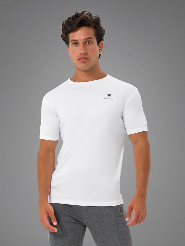 Ons lichtste performance shirt maakt indruk met een strakke look en sportieve functionaliteit.
Het ultralichte materiaal biedt maximale bewegingsvrijheid en voelt luchtig aan.
Een discreet logo op de borst geeft het shirt een elegante touch.
Ideaal voor intensieve trainingen en warme dagen - je nieuwe metgezel voor comfort met stijl.