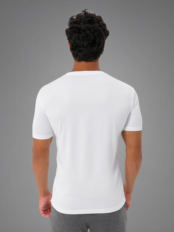 Ons lichtste performance shirt maakt indruk met een strakke look en sportieve functionaliteit.
Het ultralichte materiaal biedt maximale bewegingsvrijheid en voelt luchtig aan.
Een discreet logo op de borst geeft het shirt een elegante touch.
Ideaal voor intensieve trainingen en warme dagen - je nieuwe metgezel voor comfort met stijl.