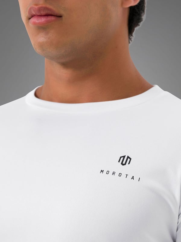Ons lichtste performance shirt maakt indruk met een strakke look en sportieve functionaliteit.
Het ultralichte materiaal biedt maximale bewegingsvrijheid en voelt luchtig aan.
Een discreet logo op de borst geeft het shirt een elegante touch.
Ideaal voor intensieve trainingen en warme dagen - je nieuwe metgezel voor comfort met stijl.