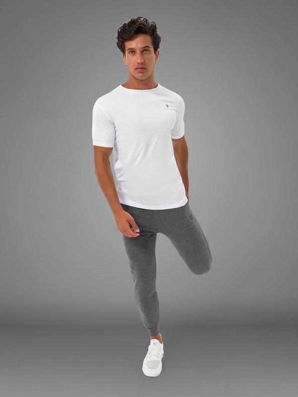 Ons lichtste performance shirt maakt indruk met een strakke look en sportieve functionaliteit.
Het ultralichte materiaal biedt maximale bewegingsvrijheid en voelt luchtig aan.
Een discreet logo op de borst geeft het shirt een elegante touch.
Ideaal voor intensieve trainingen en warme dagen - je nieuwe metgezel voor comfort met stijl.