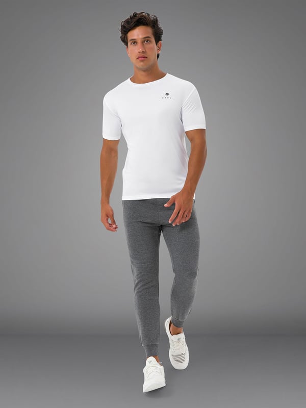 Ons lichtste performance shirt maakt indruk met een strakke look en sportieve functionaliteit.
Het ultralichte materiaal biedt maximale bewegingsvrijheid en voelt luchtig aan.
Een discreet logo op de borst geeft het shirt een elegante touch.
Ideaal voor intensieve trainingen en warme dagen - je nieuwe metgezel voor comfort met stijl.