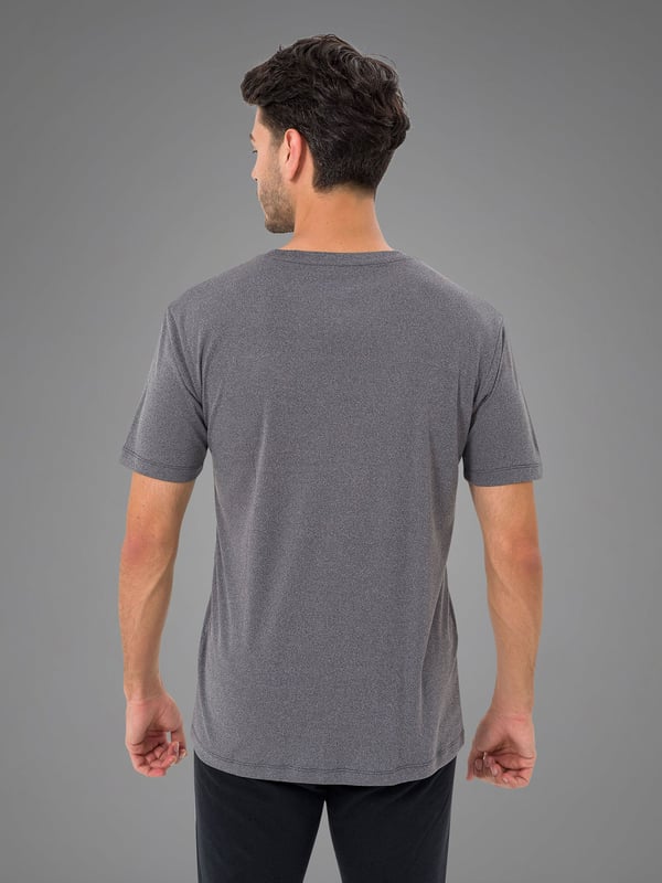 Nuestra camiseta de alto rendimiento más ligera impresiona por su aspecto limpio y su funcionalidad deportiva.
El material ultraligero ofrece la máxima libertad de movimiento y una sensación de ligereza.
Un discreto logotipo en el pecho da a la camiseta un toque elegante.
Ideal para entrenamientos intensivos y días calurosos: tu nueva compañera de confort con estilo.