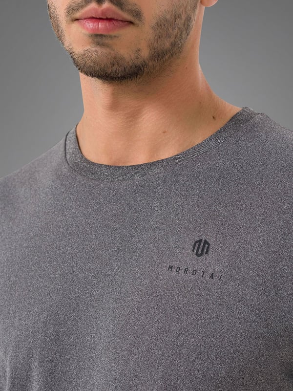 Nuestra camiseta de alto rendimiento más ligera impresiona por su aspecto limpio y su funcionalidad deportiva.
El material ultraligero ofrece la máxima libertad de movimiento y una sensación de ligereza.
Un discreto logotipo en el pecho da a la camiseta un toque elegante.
Ideal para entrenamientos intensivos y días calurosos: tu nueva compañera de confort con estilo.