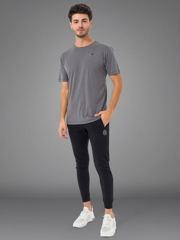 Nuestra camiseta de alto rendimiento más ligera impresiona por su aspecto limpio y su funcionalidad deportiva.
El material ultraligero ofrece la máxima libertad de movimiento y una sensación de ligereza.
Un discreto logotipo en el pecho da a la camiseta un toque elegante.
Ideal para entrenamientos intensivos y días calurosos: tu nueva compañera de confort con estilo.
