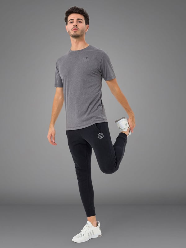 Nuestra camiseta de alto rendimiento más ligera impresiona por su aspecto limpio y su funcionalidad deportiva.
El material ultraligero ofrece la máxima libertad de movimiento y una sensación de ligereza.
Un discreto logotipo en el pecho da a la camiseta un toque elegante.
Ideal para entrenamientos intensivos y días calurosos: tu nueva compañera de confort con estilo.