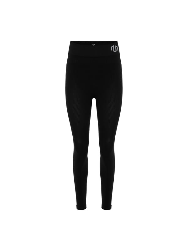 Las mallas sin costuras Naikan acarician el cuerpo con un material sin costuras y especialmente suave para una máxima libertad de movimientos.
Las zonas de malla específicas garantizan una ventilación óptima durante los entrenamientos intensos, sin comprometer el estilo ni la comodidad.
El discreto logotipo está integrado directamente en el tejido y acentúa el aspecto minimalista y limpio.
La cintura alta elástica proporciona un ajuste seguro y crea una silueta moderna.
Inspirado en el método japonés Naikan, desarrollado para obtener el máximo rendimiento con equilibrio interior.