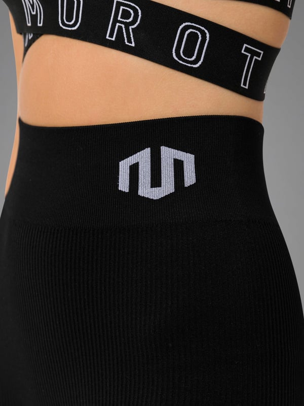 Las mallas sin costuras Naikan acarician el cuerpo con un material sin costuras y especialmente suave para una máxima libertad de movimientos.
Las zonas de malla específicas garantizan una ventilación óptima durante los entrenamientos intensos, sin comprometer el estilo ni la comodidad.
El discreto logotipo está integrado directamente en el tejido y acentúa el aspecto minimalista y limpio.
La cintura alta elástica proporciona un ajuste seguro y crea una silueta moderna.
Inspirado en el método japonés Naikan, desarrollado para obtener el máximo rendimiento con equilibrio interior.