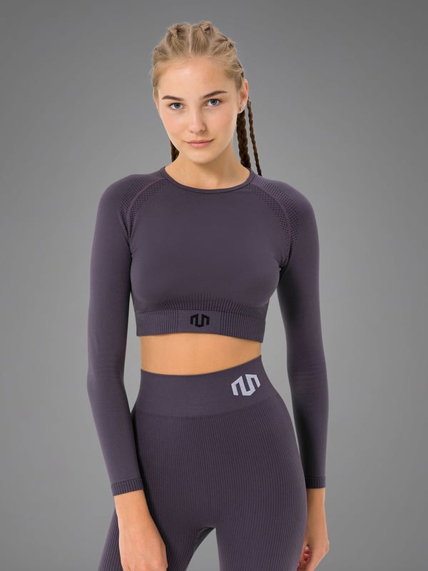 Das Naikan Seamless Longsleeve überzeugt mit einem nahtlosen Design, das sich weich an die Haut schmiegt und volle Bewegungsfreiheit garantiert.
Das atmungsaktive Funktionsmaterial sorgt für ein trockenes Tragegefühl, auch bei intensiven Workouts.
Ein ausgeschnittener Rücken setzt stilvolle Akzente und verbessert gleichzeitig die Belüftung.
Das integrierte Logo im Material unterstreicht die schlichte Ästhetik – inspiriert von der japanischen Naikan-Meditation für innere Ruhe und Achtsamkeit.
Ideal als Performance-Teil oder als stilvolles Layering für sportlich-elegante Looks.