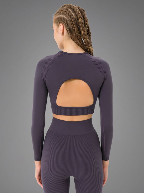Das Naikan Seamless Longsleeve überzeugt mit einem nahtlosen Design, das sich weich an die Haut schmiegt und volle Bewegungsfreiheit garantiert.
Das atmungsaktive Funktionsmaterial sorgt für ein trockenes Tragegefühl, auch bei intensiven Workouts.
Ein ausgeschnittener Rücken setzt stilvolle Akzente und verbessert gleichzeitig die Belüftung.
Das integrierte Logo im Material unterstreicht die schlichte Ästhetik – inspiriert von der japanischen Naikan-Meditation für innere Ruhe und Achtsamkeit.
Ideal als Performance-Teil oder als stilvolles Layering für sportlich-elegante Looks.