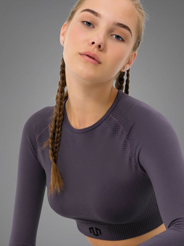 Das Naikan Seamless Longsleeve überzeugt mit einem nahtlosen Design, das sich weich an die Haut schmiegt und volle Bewegungsfreiheit garantiert.
Das atmungsaktive Funktionsmaterial sorgt für ein trockenes Tragegefühl, auch bei intensiven Workouts.
Ein ausgeschnittener Rücken setzt stilvolle Akzente und verbessert gleichzeitig die Belüftung.
Das integrierte Logo im Material unterstreicht die schlichte Ästhetik – inspiriert von der japanischen Naikan-Meditation für innere Ruhe und Achtsamkeit.
Ideal als Performance-Teil oder als stilvolles Layering für sportlich-elegante Looks.