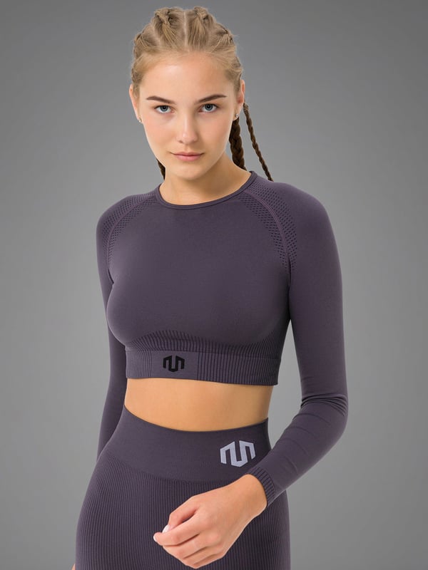 Das Naikan Seamless Longsleeve überzeugt mit einem nahtlosen Design, das sich weich an die Haut schmiegt und volle Bewegungsfreiheit garantiert.
Das atmungsaktive Funktionsmaterial sorgt für ein trockenes Tragegefühl, auch bei intensiven Workouts.
Ein ausgeschnittener Rücken setzt stilvolle Akzente und verbessert gleichzeitig die Belüftung.
Das integrierte Logo im Material unterstreicht die schlichte Ästhetik – inspiriert von der japanischen Naikan-Meditation für innere Ruhe und Achtsamkeit.
Ideal als Performance-Teil oder als stilvolles Layering für sportlich-elegante Looks.