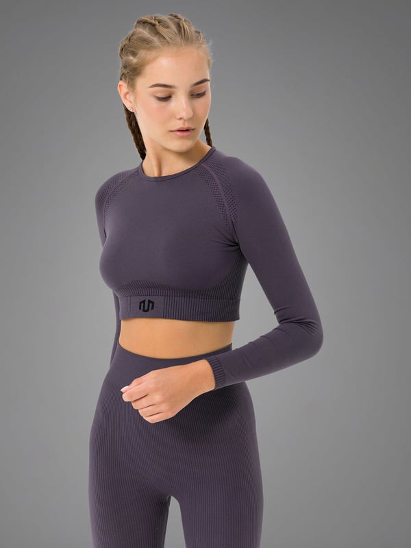 Das Naikan Seamless Longsleeve überzeugt mit einem nahtlosen Design, das sich weich an die Haut schmiegt und volle Bewegungsfreiheit garantiert.
Das atmungsaktive Funktionsmaterial sorgt für ein trockenes Tragegefühl, auch bei intensiven Workouts.
Ein ausgeschnittener Rücken setzt stilvolle Akzente und verbessert gleichzeitig die Belüftung.
Das integrierte Logo im Material unterstreicht die schlichte Ästhetik – inspiriert von der japanischen Naikan-Meditation für innere Ruhe und Achtsamkeit.
Ideal als Performance-Teil oder als stilvolles Layering für sportlich-elegante Looks.