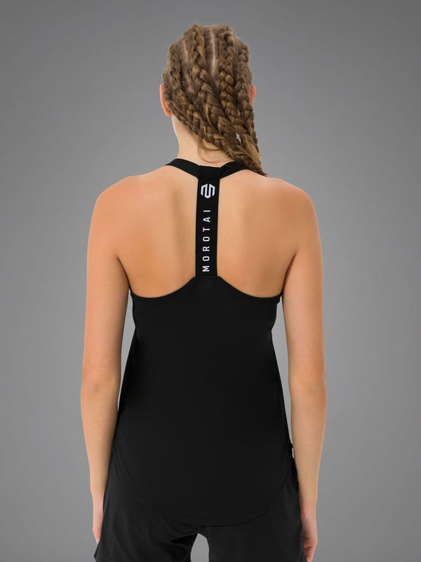 El Performance Stringer impresiona por su material de malla ligero y transpirable para una ventilación óptima durante el entrenamiento.
La banda elástica trasera con logotipo estampado garantiza un ajuste seguro y unos detalles llamativos.
El corte ceñido realza la silueta sin limitar la libertad de movimientos.
Ideal para entrenamientos intensivos: tu compañera para el máximo rendimiento y un look deportivo.