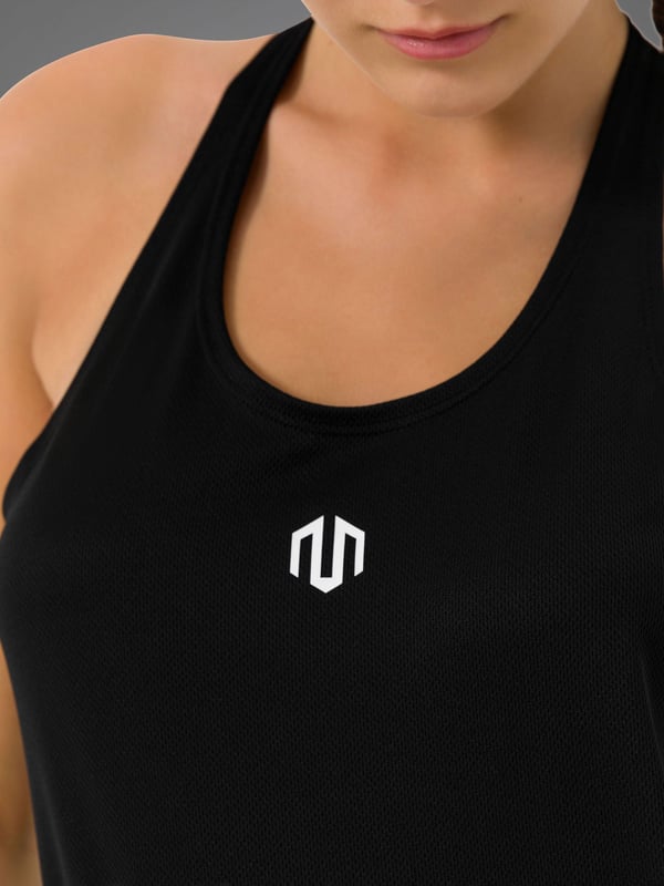 El Performance Stringer impresiona por su material de malla ligero y transpirable para una ventilación óptima durante el entrenamiento.
La banda elástica trasera con logotipo estampado garantiza un ajuste seguro y unos detalles llamativos.
El corte ceñido realza la silueta sin limitar la libertad de movimientos.
Ideal para entrenamientos intensivos: tu compañera para el máximo rendimiento y un look deportivo.
