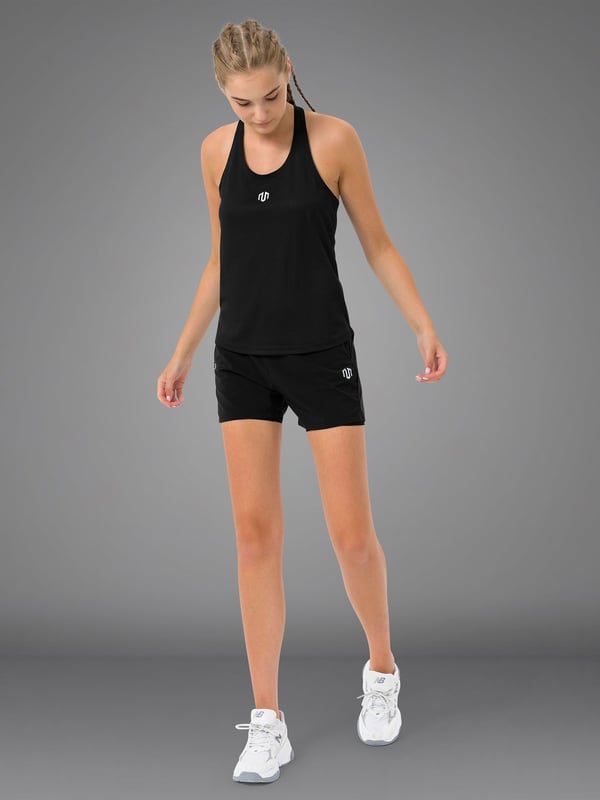 El Performance Stringer impresiona por su material de malla ligero y transpirable para una ventilación óptima durante el entrenamiento.
La banda elástica trasera con logotipo estampado garantiza un ajuste seguro y unos detalles llamativos.
El corte ceñido realza la silueta sin limitar la libertad de movimientos.
Ideal para entrenamientos intensivos: tu compañera para el máximo rendimiento y un look deportivo.