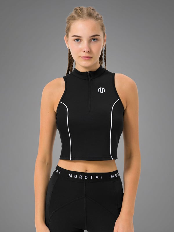La camiseta Kansei Chrome Zip Top combina un material funcional transpirable con un corte moderno. La media cremallera permite una ventilación individual, mientras que los detalles reflectantes garantizan la visibilidad en la oscuridad.
El corte entallado de inspiración japonesa ofrece total libertad de movimiento y un aspecto limpio.
Ideal para entrenamientos intensivos o looks cotidianos con estilo: ligera, funcional y pensada hasta el último detalle.