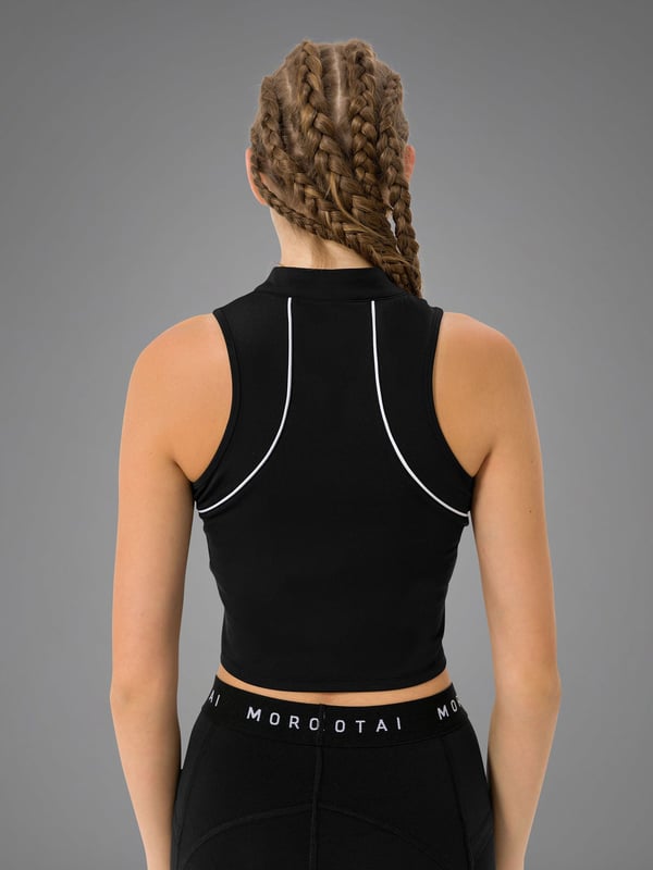 La camiseta Kansei Chrome Zip Top combina un material funcional transpirable con un corte moderno. La media cremallera permite una ventilación individual, mientras que los detalles reflectantes garantizan la visibilidad en la oscuridad.
El corte entallado de inspiración japonesa ofrece total libertad de movimiento y un aspecto limpio.
Ideal para entrenamientos intensivos o looks cotidianos con estilo: ligera, funcional y pensada hasta el último detalle.