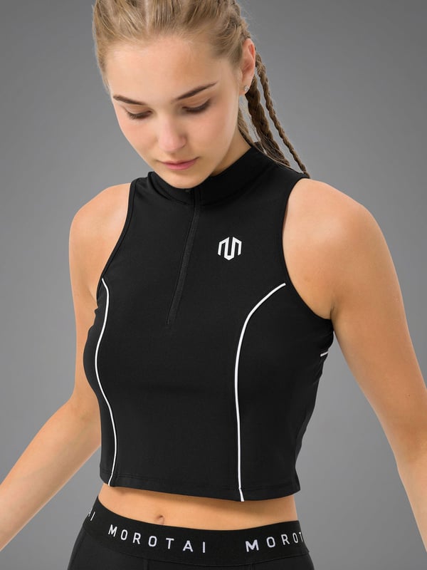 La camiseta Kansei Chrome Zip Top combina un material funcional transpirable con un corte moderno. La media cremallera permite una ventilación individual, mientras que los detalles reflectantes garantizan la visibilidad en la oscuridad.
El corte entallado de inspiración japonesa ofrece total libertad de movimiento y un aspecto limpio.
Ideal para entrenamientos intensivos o looks cotidianos con estilo: ligera, funcional y pensada hasta el último detalle.