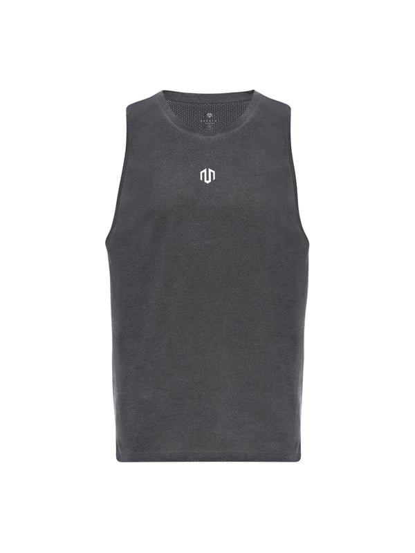 Das Training Dry Tank Top überzeugt mit einem modernen Washed-Out-Look und sportlicher Funktionalität.
Der Mesh-Einsatz am Rücken sorgt für optimale Belüftung, während reflektierende Logos deine Sichtbarkeit im Dunkeln erhöhen.
Der lockere Schnitt bietet volle Bewegungsfreiheit – ideal für intensive Trainings oder heiße Tage.
Ein Tank Top, das Stil und Performance vereint und dich bei jedem Workout unterstützt.