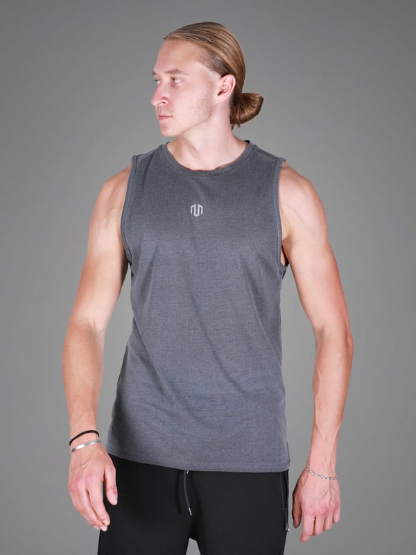 Das Training Dry Tank Top überzeugt mit einem modernen Washed-Out-Look und sportlicher Funktionalität.
Der Mesh-Einsatz am Rücken sorgt für optimale Belüftung, während reflektierende Logos deine Sichtbarkeit im Dunkeln erhöhen.
Der lockere Schnitt bietet volle Bewegungsfreiheit – ideal für intensive Trainings oder heiße Tage.
Ein Tank Top, das Stil und Performance vereint und dich bei jedem Workout unterstützt.