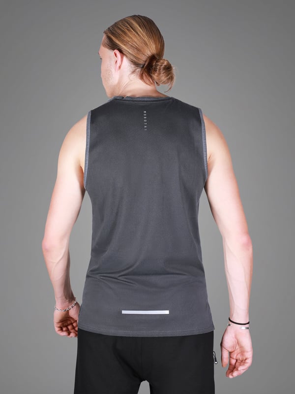 Das Training Dry Tank Top überzeugt mit einem modernen Washed-Out-Look und sportlicher Funktionalität.
Der Mesh-Einsatz am Rücken sorgt für optimale Belüftung, während reflektierende Logos deine Sichtbarkeit im Dunkeln erhöhen.
Der lockere Schnitt bietet volle Bewegungsfreiheit – ideal für intensive Trainings oder heiße Tage.
Ein Tank Top, das Stil und Performance vereint und dich bei jedem Workout unterstützt.