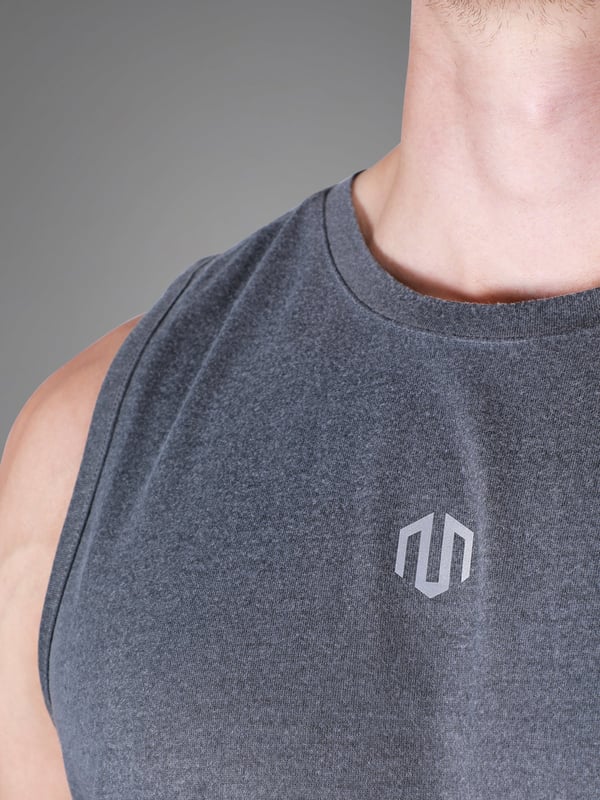 Das Training Dry Tank Top überzeugt mit einem modernen Washed-Out-Look und sportlicher Funktionalität.
Der Mesh-Einsatz am Rücken sorgt für optimale Belüftung, während reflektierende Logos deine Sichtbarkeit im Dunkeln erhöhen.
Der lockere Schnitt bietet volle Bewegungsfreiheit – ideal für intensive Trainings oder heiße Tage.
Ein Tank Top, das Stil und Performance vereint und dich bei jedem Workout unterstützt.