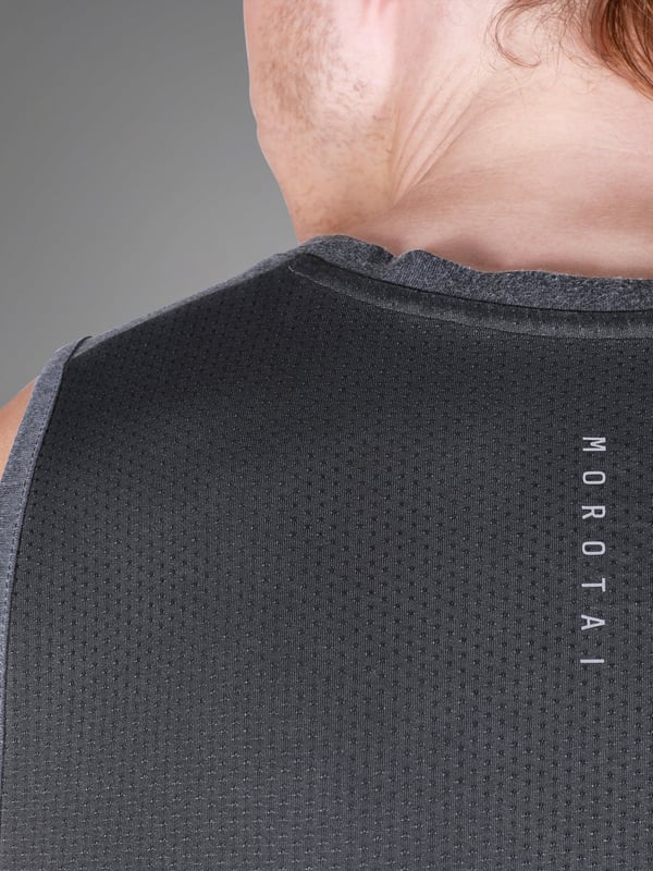 Das Training Dry Tank Top überzeugt mit einem modernen Washed-Out-Look und sportlicher Funktionalität.
Der Mesh-Einsatz am Rücken sorgt für optimale Belüftung, während reflektierende Logos deine Sichtbarkeit im Dunkeln erhöhen.
Der lockere Schnitt bietet volle Bewegungsfreiheit – ideal für intensive Trainings oder heiße Tage.
Ein Tank Top, das Stil und Performance vereint und dich bei jedem Workout unterstützt.