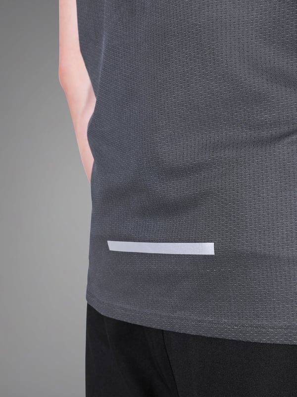 Das Training Dry Tank Top überzeugt mit einem modernen Washed-Out-Look und sportlicher Funktionalität.
Der Mesh-Einsatz am Rücken sorgt für optimale Belüftung, während reflektierende Logos deine Sichtbarkeit im Dunkeln erhöhen.
Der lockere Schnitt bietet volle Bewegungsfreiheit – ideal für intensive Trainings oder heiße Tage.
Ein Tank Top, das Stil und Performance vereint und dich bei jedem Workout unterstützt.