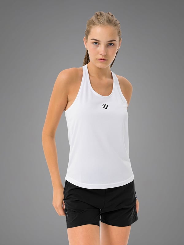 El Performance Stringer impresiona por su material de malla ligero y transpirable para una ventilación óptima durante el entrenamiento.
La banda elástica trasera con logotipo estampado garantiza un ajuste seguro y unos detalles llamativos.
El corte ceñido realza la silueta sin limitar la libertad de movimientos.
Ideal para entrenamientos intensivos: tu compañera para el máximo rendimiento y un look deportivo.